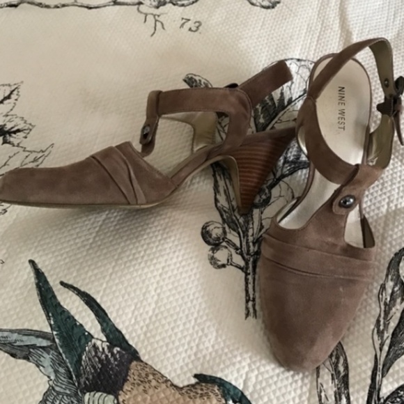 Beautiful Taupe suede heels - Picture 2 of 3